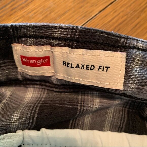 WRANGLER CARGO SHORTS MEN PLAID COTTON SPANDEX BLUE TAN WHITE RELAXED FIT. - Picture 10 of 12